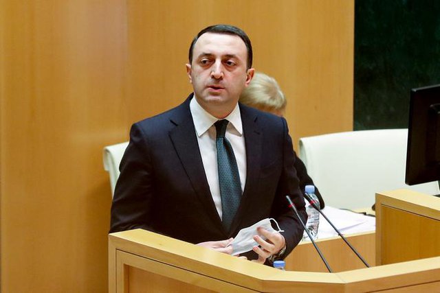 Новият грузински министър-председател Иракли Гарибашвили говори пред парламента. Снимка АП / БТА