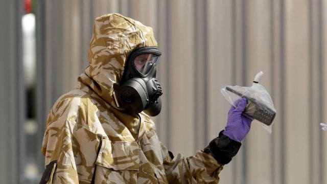 Британски специалист за борба с химически оръжия при претърсването на 6 юли на приют за бездомници в Солзбъри.