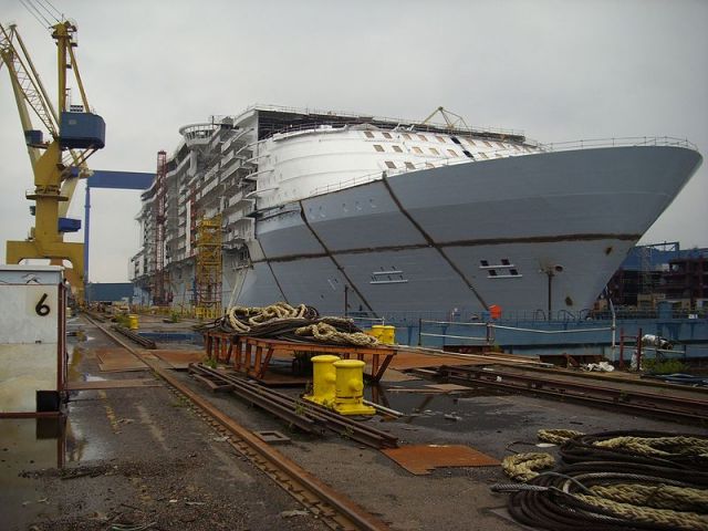 "Allure of the Seas" в строеж