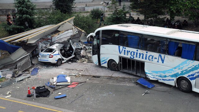 Двама полицейски служители загинаха в Бургас при опит да спрат с патрулния си автомобил автобус. © БУЛФОТО