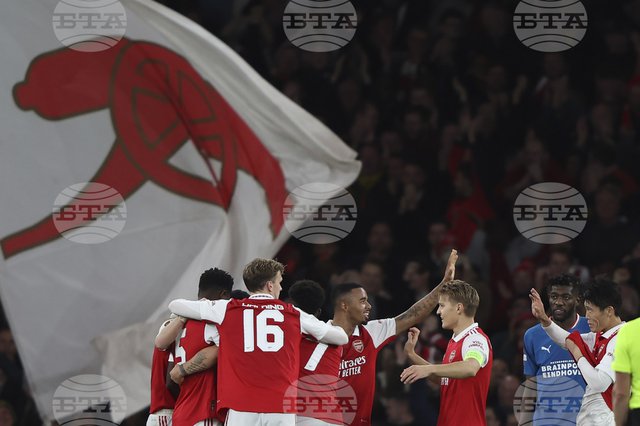 Играчите на Арсенал ликуват след победния гол на Гранит Джака. Снимка: АП