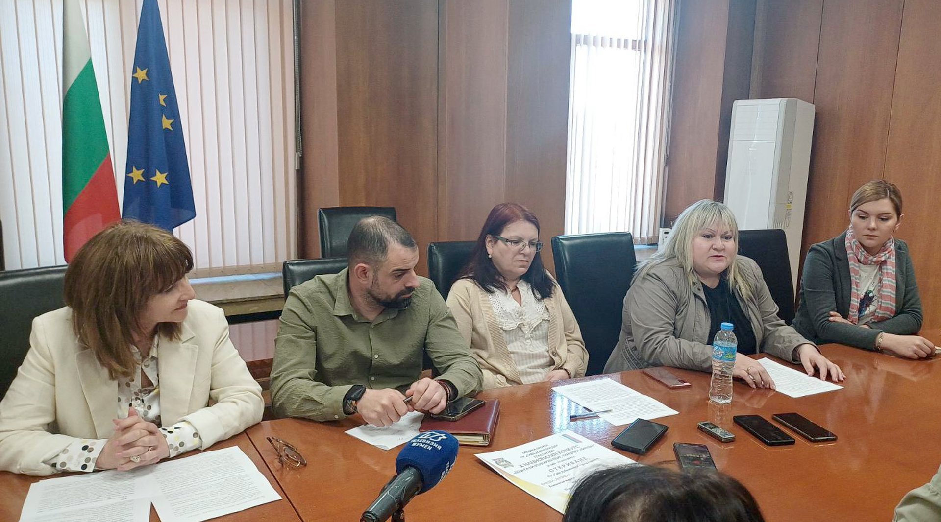 Отляво на дясно: Албена Иванова-Неделчева, Борис Иванов, Емилия Божилова, Дарина Бошнакова, Деница Спасова