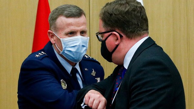 Генерал Тод Уолтърс с помощник-генералния секретар за отбранителна политика и планиране Патрик Търнър. Снимката е архивна