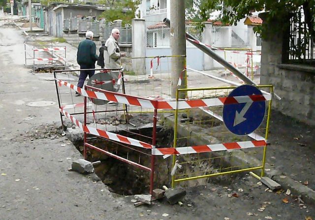 Дупката днес е с ленти и ограда