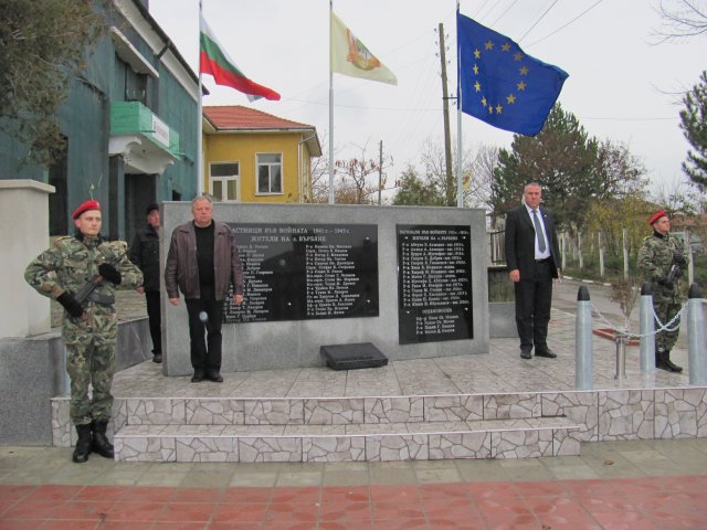 Паметникът бе открит от кмета на селото Николай Найденов и Иво Антонов от МО. Сн. Пресцентър Областна администрация-Шумен