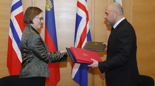 Договорът беше сключен от вицепремиера в оставка Томислав Дончев и посланика на Кралство Норвегия за Румъния, България и Молдова Тове Брувик Вестберг.