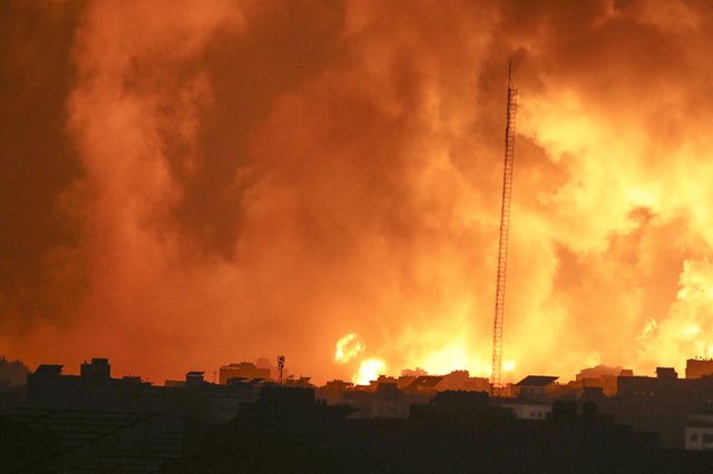 Сгради в ивицата Газа горят след израелски въздушни удари. (AP Photo/Abed Khaled)