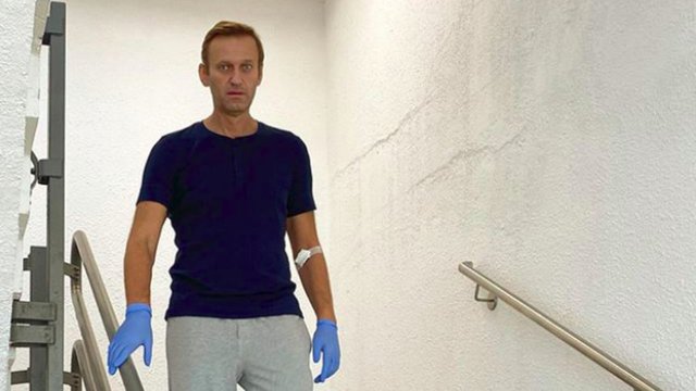 Навални илюстрира разказа си със снимка от болницата, на която се вижда, че вече се движи самостоятелно, макар, че краката му треперят.  © instagram.com/navalny