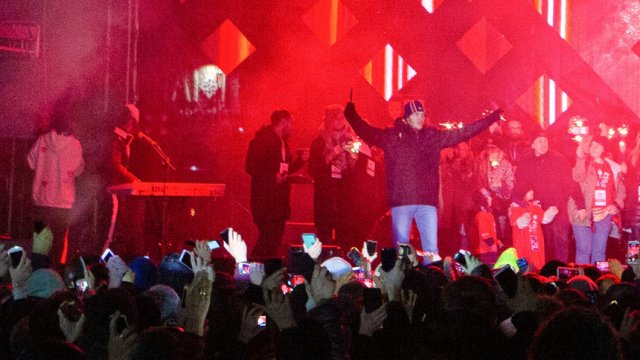 Нападателят държи нож на сцената след атаката срещу кмета на Гданск