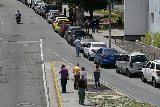 Във Венецуела, една от най-богатите на петрол страни в света, хората се редят на опашки за бензин заради лошото управление на лявото правителство. Сн. АП / БТА