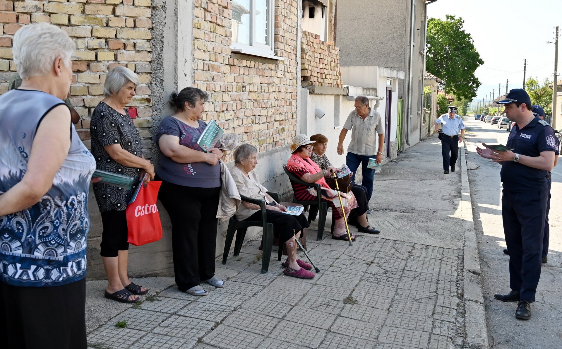 Инсп. Галин Герчев, раздаде листовки със съвети за предпазване от домови кражби и проведе кратка беседа с хората