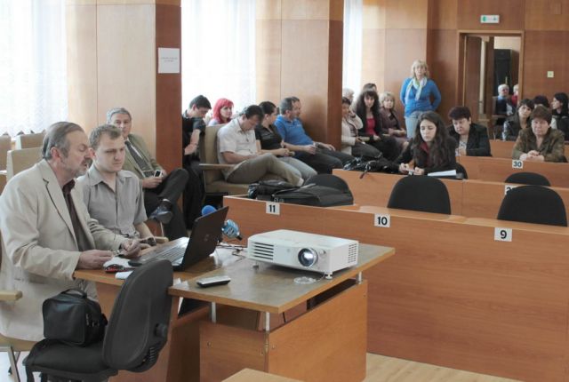 Заключителната конференция по проекта води Йордан Вълков /крайният вляво/