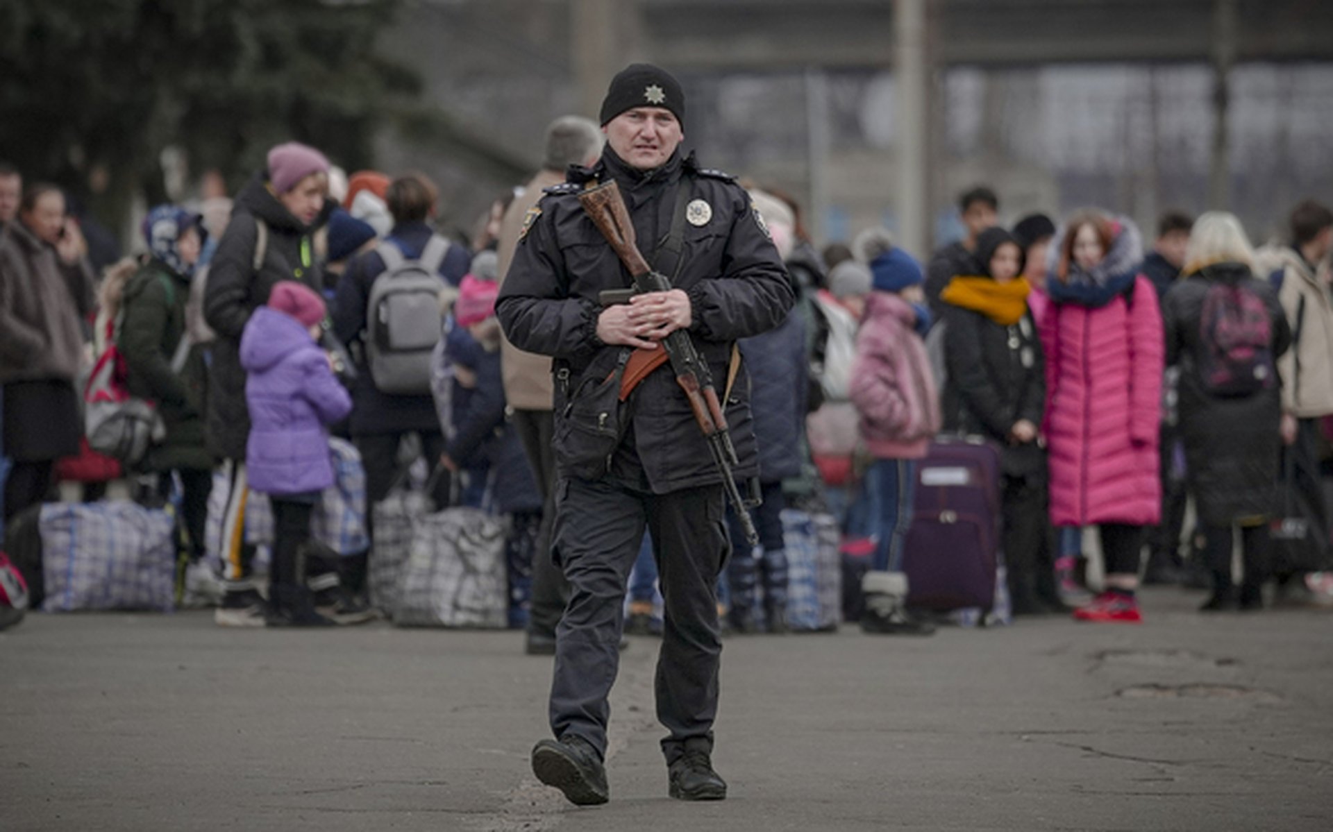 Украински полицай върви по гаров перон в Костантинивка, източноукраинската Донецка област, където пътници чакат влак за Киев, 24 февруари 2022 г. Снимка: АП/Vadim Ghirda