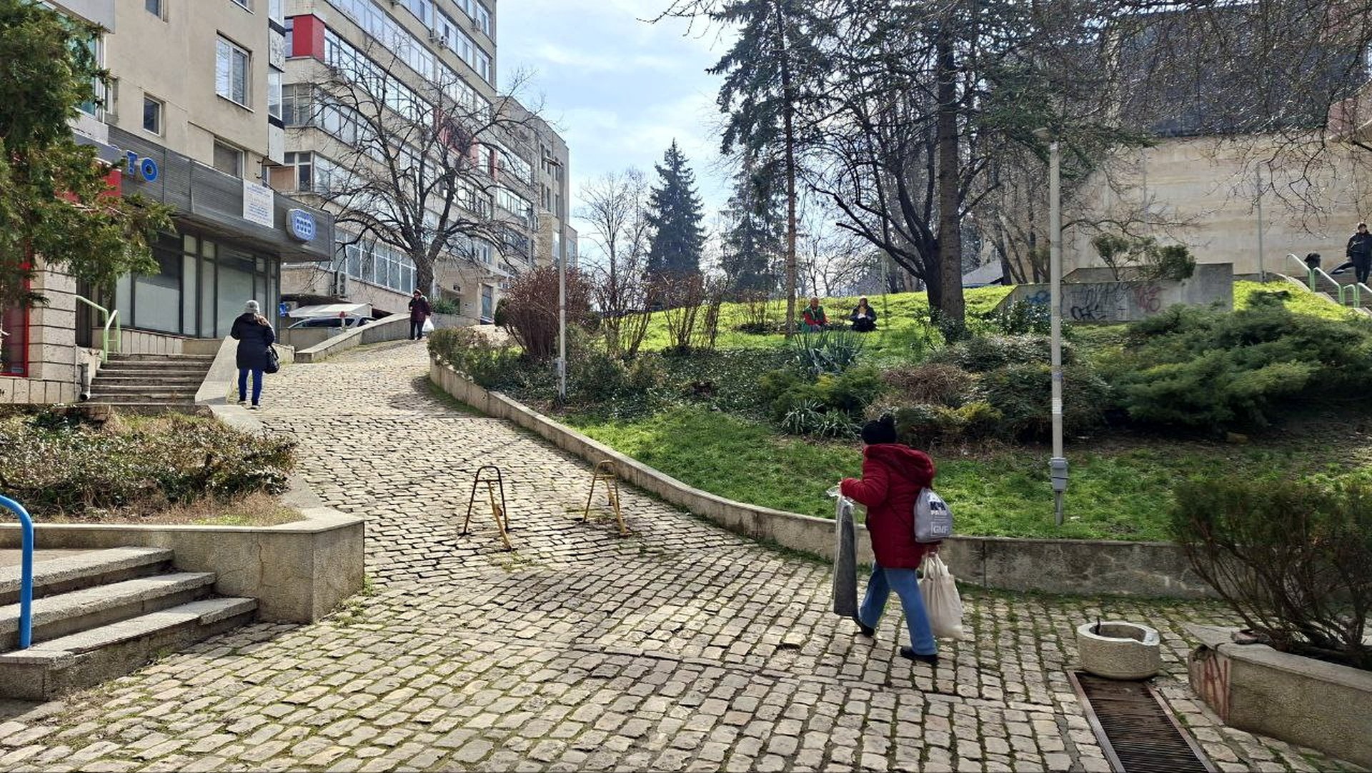 Изграждат две подпорни стени за укрепване на рисков участък в центъра на Шумен