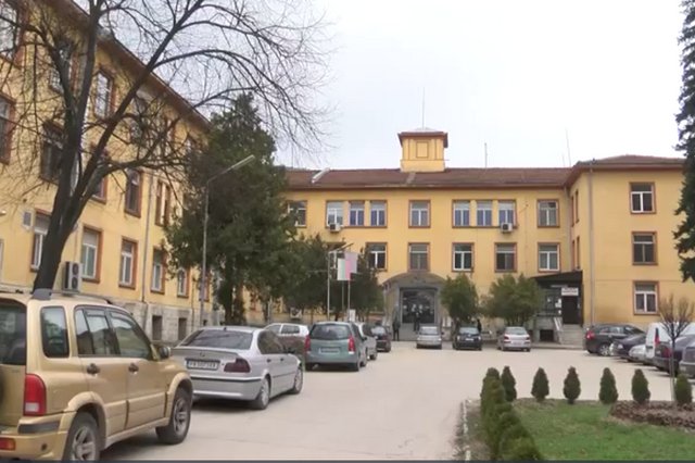 През април от болницата във Велинград призоваха за дарения. Стопкадър от тв кран