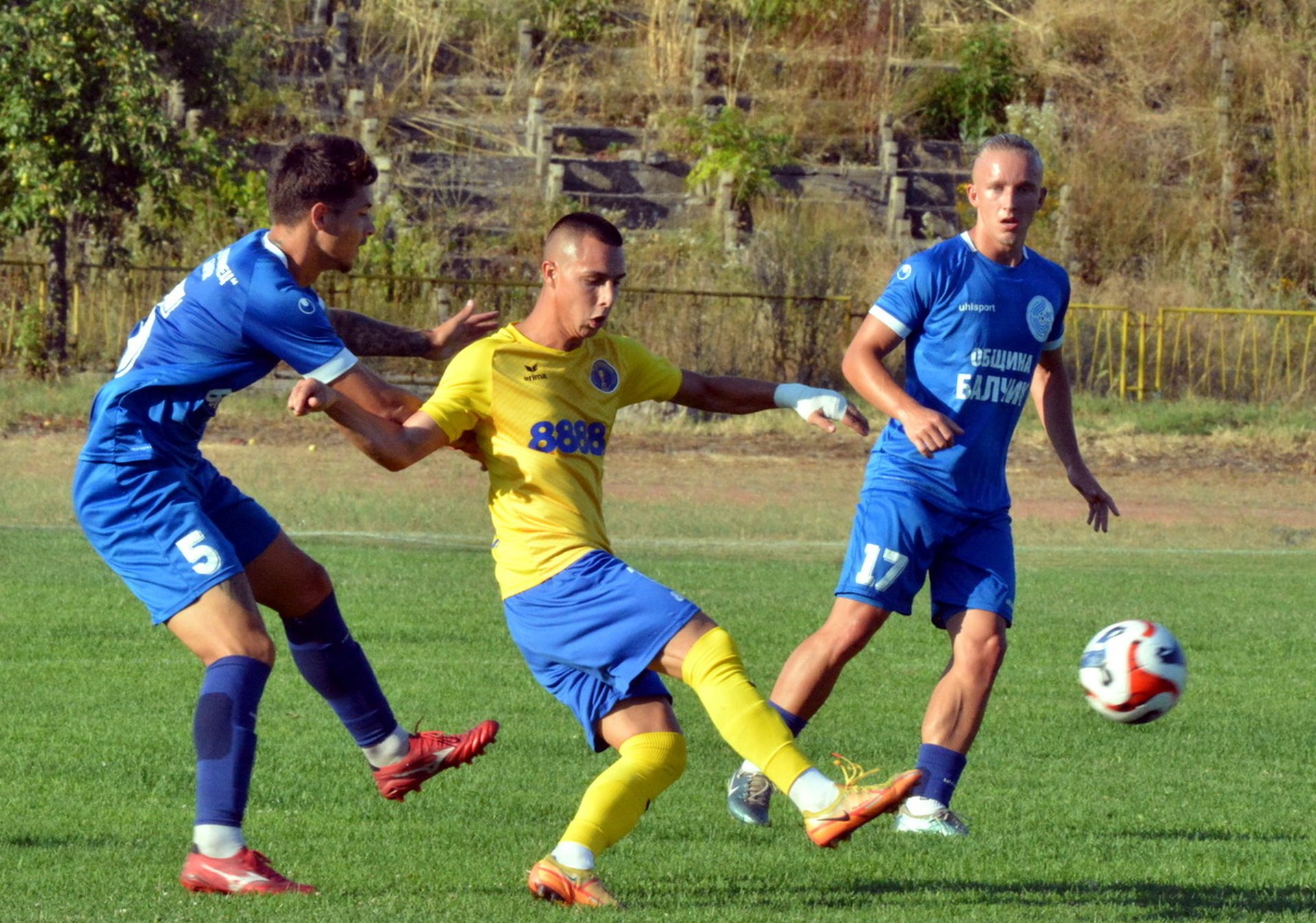Златин Боянов се разписа за шуменци в Разград. Снимка: архив.