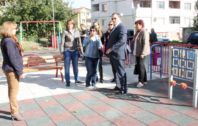 След пресконференцията кметът Любомир Христов покани журналисти да разгледат някои от новите площадки