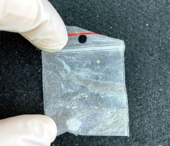 Намерената в мъжа от Каспичан бучка бяло кристално вещество. Снимка: ОДМВР.
