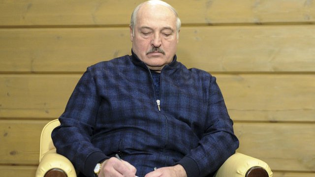 Беларуският президент Александър Лукашенко си записва на среща с руския си колега Владимир Путин. Сн. АП
