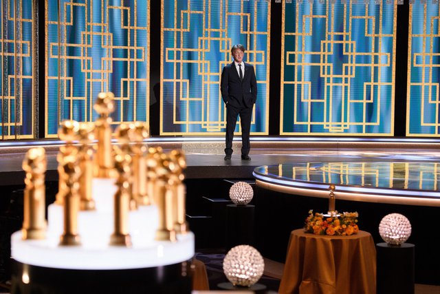 Шон Пен като един от връчващите наградите
