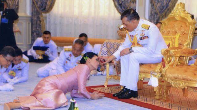 По време на церемонията кралят полива главата на младоженката със светена вода
