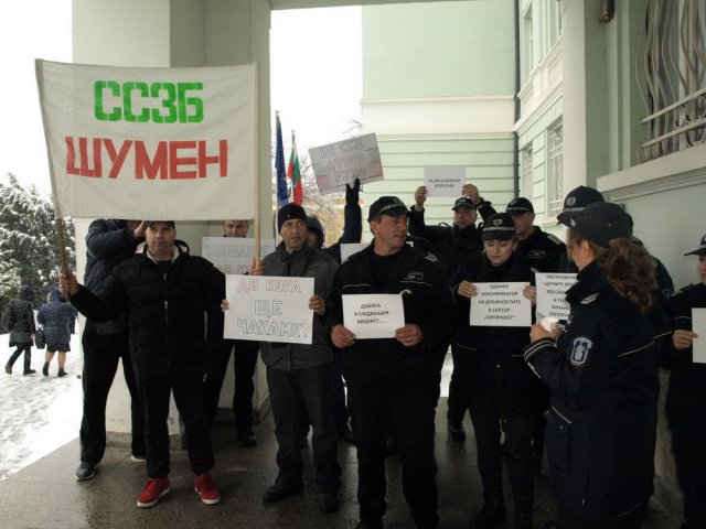 Охранителите на Съдебната палата се включиха в протеста на надзирателите от шуменския арест