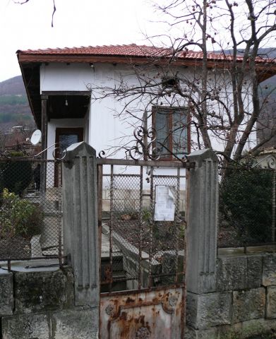 Къщата се намира на ъгъла на ул. "Гавраил Георгиев" и "6-ти май"