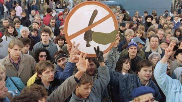 Звеното, ръководено от избрания за шеф на полицейска надзорна комисия, е използвало сълзотворен газ и водни оръдия срещу протестиращи по време на Нежната революция. Снимката е от 1989 г.