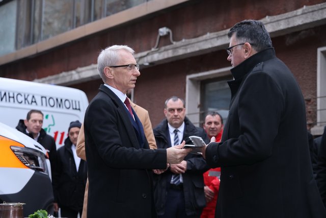 Д-р Илиян Илиев получава ключа на линейката за Върбица. Пресцентър на Министерски съвет