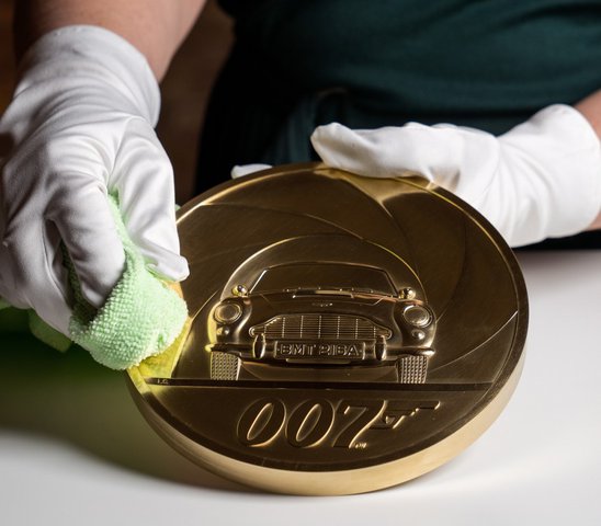 Златна възпоменателна монета, дело на Британския монетен двор, беше представена в началото на март 2020 г. като част от колекция във връзка с предстоящата поява на 25-я филм от сагата за британския агент 007.