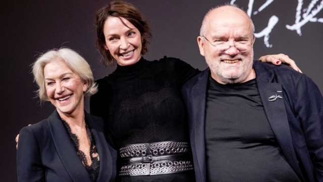 Линдберг (вдясно) заедно с Ума Търман (в средта) и Хелън Мирън (вляво) по време на представянето на календара