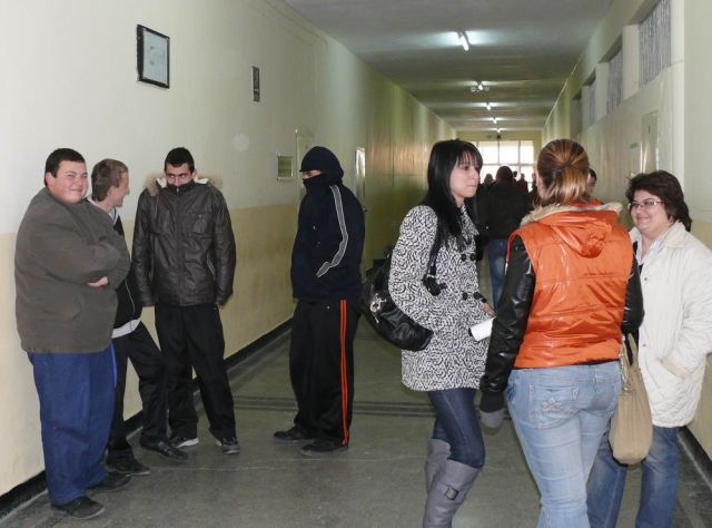 Учениците от ПГМЕТТ стоят и в клас с връхни дрехи