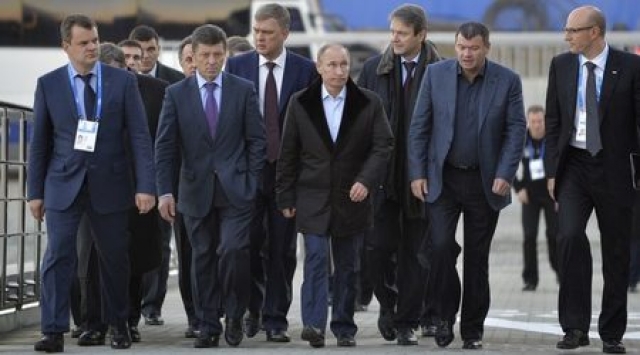 Президентът на Русия Владимир Путин на посещение в Сочи с вицепремиера Дмитрий Козак (втори от ляво) на 7 февруари 2013 г.