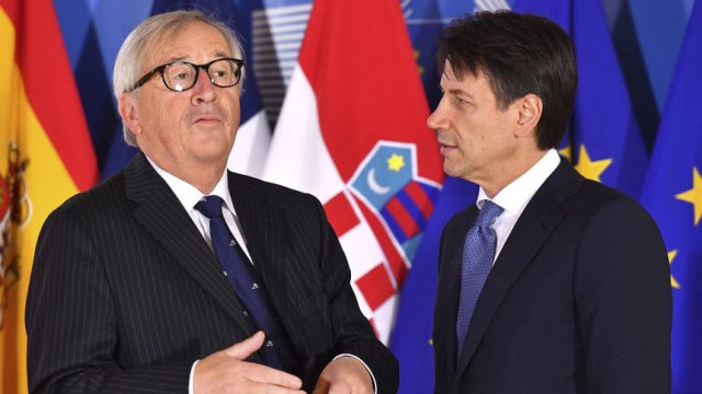 Председателят на Европейската комисия Жан-Клод Юнкер и италианският премиер Джузепе Конте. Сн. АП