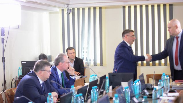 Министърът на правосъдието Данаил Кирилов поздравява Иван Гешев, който бе избран за главен прокурор.