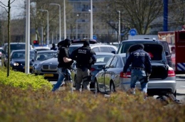 Полицаи пред мола, в който е извършено нападението