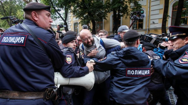 Полицията разпръсква протестиращите, които настояват независимите кандидати за местните избори в Москва да получат регистрация от избирателната полиция.