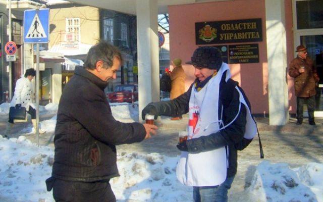 20 л. горещ чай раздадоха доброволци