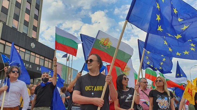 Протестиращите със знамена на Европейския съюз, които не са допускани до участие във всекидневните шествия с искане за оставка на Бойко Борисов и Иван Гешев. Сн. Спас Спасов