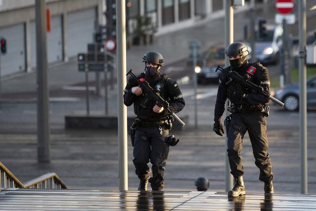 Полицаи охраняват съда в Антверпен. Снимка АП/БТА