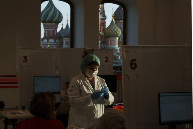 Ваксинационен център е отворен в магазина ГУМ на Червения площад в Москва. Сн.AP