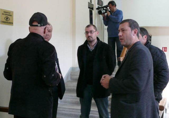 Адвокати и близки на Атанасов в очакване на съдебното решение