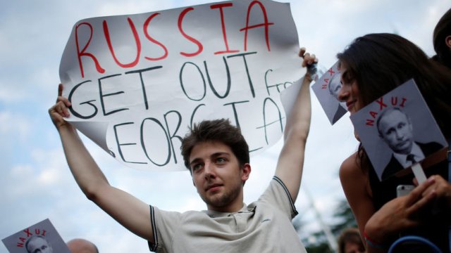 В сряда имаше протест пред посолството на Швейцария в Тбилиси. След скъсването на отношенията между Грузия и Русия то представлява интересите на Москва. Сн. Ройтерс
