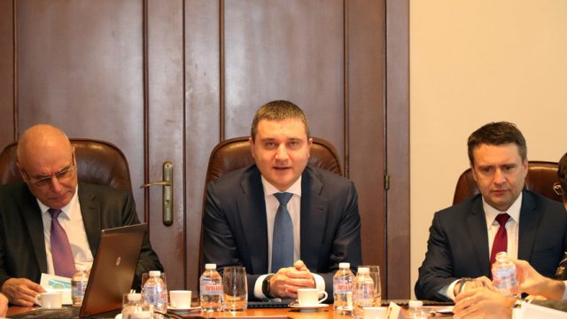 В срещата участваха управителят на Българската народна банка Димитър Радев(вляво), заместник-председателят на Комисията за финансов надзор Бойко Атанасов (вдясно). Снимка: Министерство на финансите