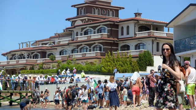 Снимката е от масовото ходене на плаж на 11 юли