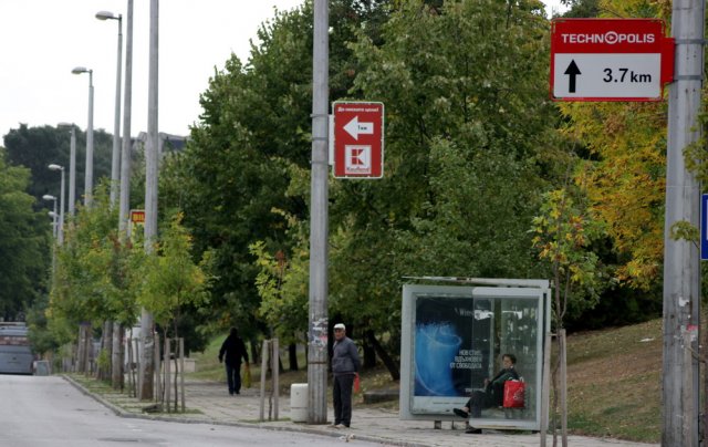 Рекламните табелите, които са от страната на пътното платното, са незаконни