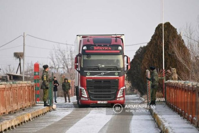 Арменски хуманитарен конвой преминава границата с Турция след земетресението  Снимка: АРМЕНПРЕС/БТА