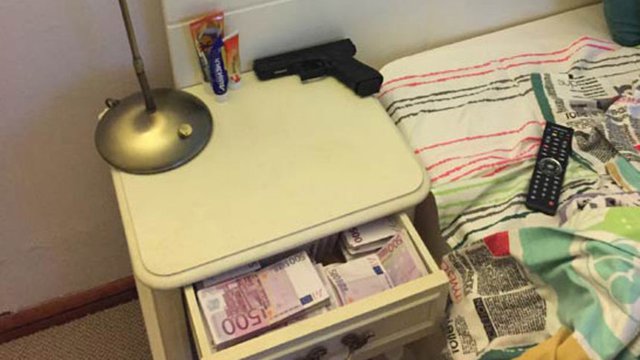 На серия от снимки, за които се твърди, че са направени в правителствената резиденция, се виждат банкноти, златни кюлчета и пистолет на нощното шкафче.източник неизвестен
