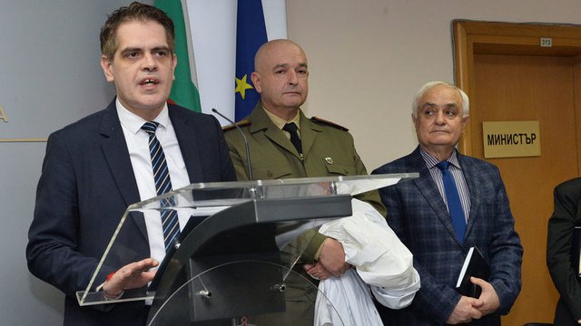 В началото на март Лъчезар Борисов (вляво) участва в представяне на защитните облекла срещу коронавирус, които се шият в България. Сн. Н. Чипева