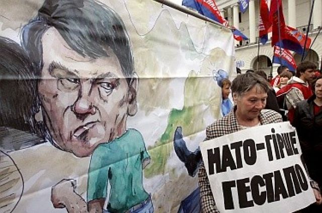 Украинка участва в анти-НАТО демонстрация на централния Площад на независимостта в Киев на 1 май.